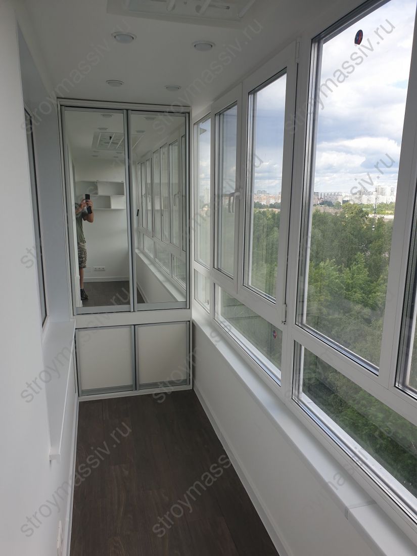 Встроенный шкаф с зеркальными фасадами добавляет света и воздуха в помещении