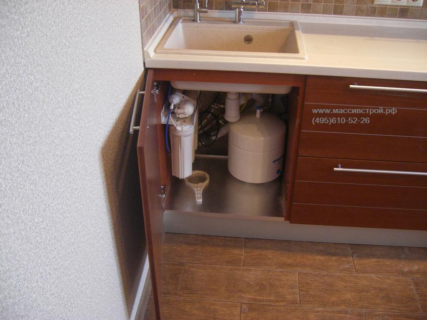 Установка системы обратного осмоса для фильтрации питьевой воды на кухне. Тел.+7 495 610-77-38