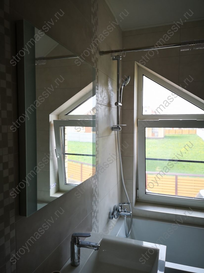 Ванная комната с окном. Отделка стен плиткой