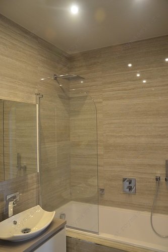 Верхний душ и стеклянная перегородка в ванной