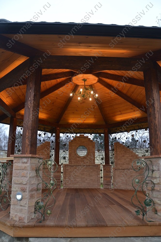 Подшивной деревянный потолок с балками в восьмиугольной беседке
