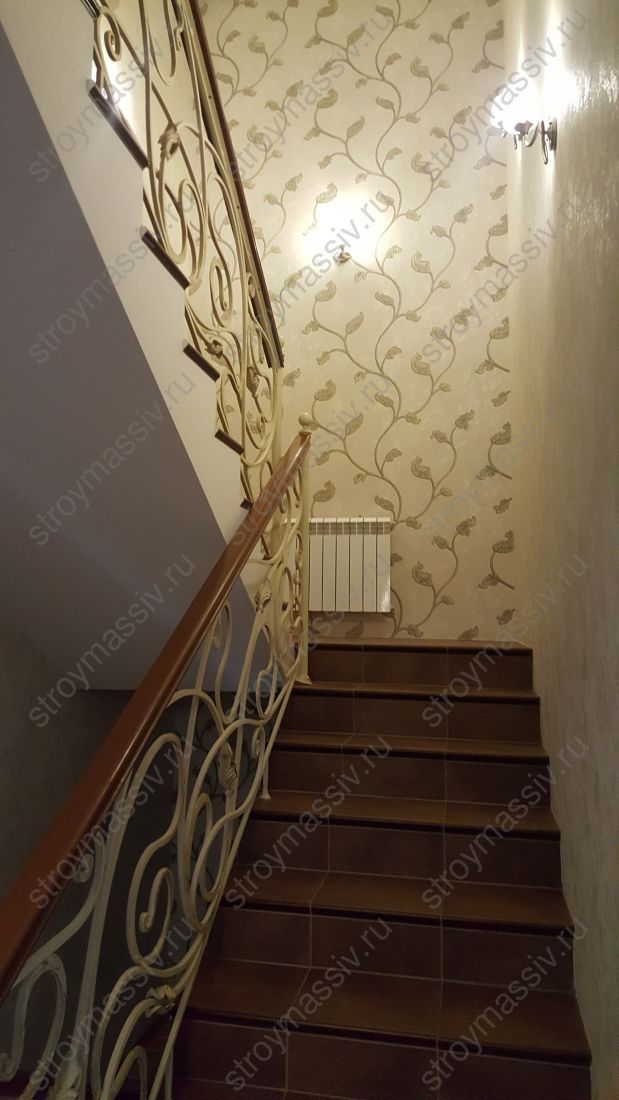 Лестница с коваными перилами - украшение дома