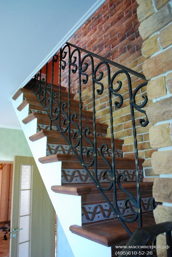 Устройство лестницы с коваными перилами внутри дома.+7 495 610-77-38